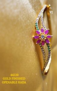 【送料無料】ブレスレット　アクセサリ―　ゴールドオープンレッドグリーンブレスレットgold finished openable red green kada bracelet xq02779