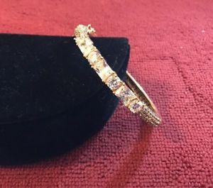 【送料無料】ブレスレット　アクセサリ―　ヒンジゴールドブレスレットakkad hinged gold toned bracelet with crystals