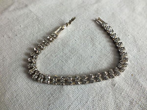 【送料無料】ブレスレット　アクセサリ―　クラスプブレスレットシルバートーンロースパークリングクリアbeautiful clasp bracelet silver tone dble row sparkling clear rhinestones 7 14