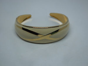 【送料無料】ブレスレット　アクセサリ―　カフブレスレットゴールドトーンホワイトエナメルbeautiful cuff bracelet gold tone white enamel 34 wide x 2 14 across