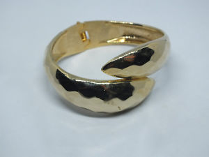 【送料無料】ブレスレット　アクセサリ―　クランプブレスレットゴールドトーンテクスチャbeautiful clamp bracelet gold tone texture 1 38 wide x 2 38 across inside