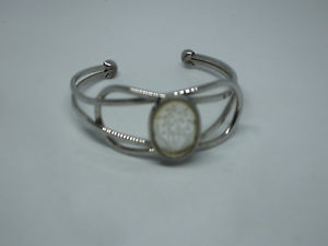 【送料無料】ブレスレット　アクセサリ―　カフブレスレットシルバートーンリバースエンボスデザインワイドbeautiful cuff bracelet silver tone reverse embossed floral design 78 wide