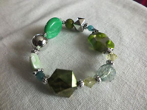 【送料無料】ブレスレット　アクセサリ―　ブレスレットストレッチグリーンビーズワイドcollectible stretch bracelet silver tonedifferent greens beads 34 wide cute