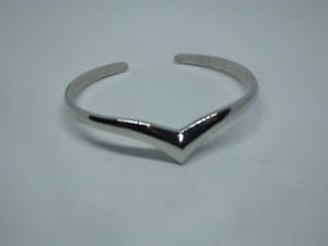 【送料無料】ブレスレット　アクセサリ―　カフブレスレットシルバートーンワイドbeautiful cuff bracelet silver tone 12 wide 2 14 across inside nice