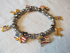 【送料無料】ブレスレット　アクセサリ―　ストレッチブレスレットシルバートーンフラグリボンニースbeautiful stretch bracelet silver tone flag yellow ribbon charms nice