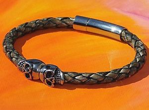 【送料無料】メンズブレスレット　ツインスカルグリーンライムベイアートレザーステンレススチールブレスレットtwin skull green braided leather and stainless steel bracelet by lyme bay art｜hokushin
