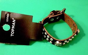 【送料無料】メンズブレスレット　シルバーブラウンレザーストラップブレスレットtopman silver look metal skulls studded brown leather strap bracelet