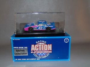 【送料無料】模型車　スポーツカー　42クアーズ164ケース1995アクションカイル1995 action kyle petty 42 coors light silver bullet 164 scale in display case