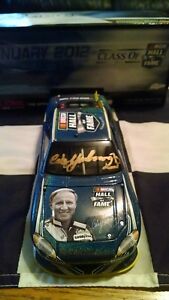 【送料無料】模型車　スポーツカー　ゴールドサインホール2012 cale yarborough gold autographed nascar hall of fame 124