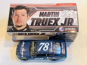 【送料無料】模型車　スポーツカー　マーティンジュニアカーmartin truex jr hand signed 2018 auto owners insurance nascar 124 car