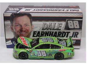 【送料無料】模型車　スポーツカー　デイルデイルアンハートjr2017ウイスキーバージョン124ダイカストdale earnhardt jr 2017 mountain dew ride with dale raced version 124 diecast