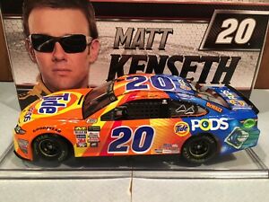 【送料無料】模型車　スポーツカー　2017アクションマットkenseth20553124 12017 action matt kenseth 20 tide pods 124 1 of 553