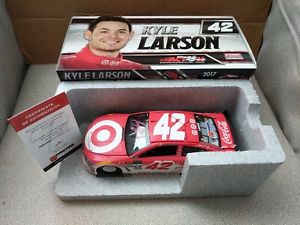 【送料無料】模型車　スポーツカー　カイルラーソンサインターゲット＃シボレー2017 kyle larson autographed target 42 chevrolet ss with pristine authentic coa｜hokushin