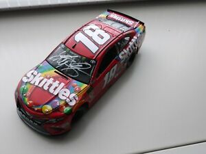 【送料無料】模型車　スポーツカー　autographedカイルブッシュ2018スキットルズ124 nascarカップダイカストautographed kyle busch 2018 skittles 124 nascar monster cup diecast 19,156円