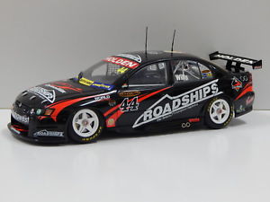 【送料無料】模型車　スポーツカー　118ホールデンvy チームswills200444 carlectables 18113118 holden vy commodore team dynamic swills 2004 44 carlectables 18113