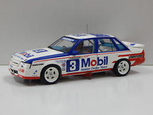 【送料無料】模型車　スポーツカー　ホールデンコモドールバサーストハーヴェイロウ118 holden vk commodore 1986 bathurst 2nd place harveylowe 3 carlectables｜hokushin