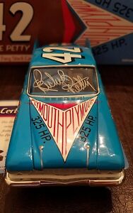 【送料無料】模型車　スポーツカー　＃サインリチャードペティプリマスフューリーツールボックス1960 lee petty 42 autographed richard petty plymouth fury tool box treasures