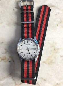 【送料無料】腕時計　ビンテージパルサーヌオーヴォラインorologio vintage quartz pulsar cinturino nato nuovo space age modern line