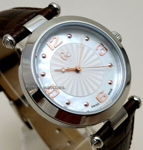 【送料無料】腕時計　パールステンレススチールレザーコレクションレディguess collection lady mother of pearl stainless steel leather 100m x17001l1 23,746円