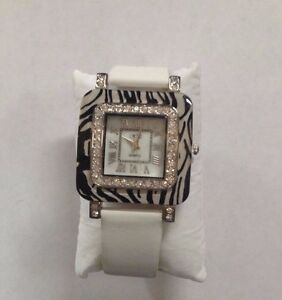 【送料無料】腕時計 キャッシュゼブララインストーンホワイトレザーストラップボックスcache womens zebra print rhinestone white leather strap watch with box