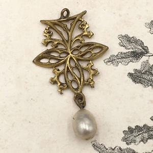 【送料無料】アクセサリー　ネックレスメタルドールパールpendentif ancien 1900 mtal dor et perle