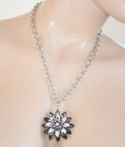 【送料無料】アクセサリー　ネックレスシルバーカラーラウンドネックペンダントκολιセレモニーcollar mujer plata strass cuello redondo colgante flor negro ceremonia κολι 10n