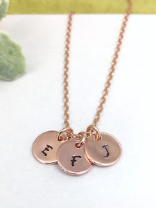 【送料無料】アクセサリー　ネックレスカスタムピンクゴールドトーンイニシャルネックレスボックスtono oro rosa personalizado de 2, 3, 4 o 5 iniciales collar caja de regalo｜hokushin