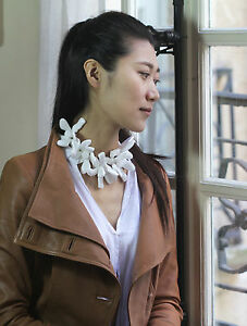 【貨物輸送無料】付属物 首飾り コリアーロングコートブランノワールcollier mi long court reglable fleur resine blanc tissu noir zr 2