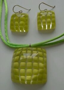 【送料無料】アクセサリー　ネックレス　デザイナーペンダントネックレスイヤリンググリーンラベルnuovo zsiska designer ciondolo collana orecchini set quadrato verde con etichette grassetto