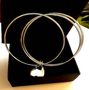 【送料無料】アクセサリー　ネックレス　ブレスレットセットコーティングbraccialetti set di tre con cuore charmsplendido affare nuovo 925 rivestito argento