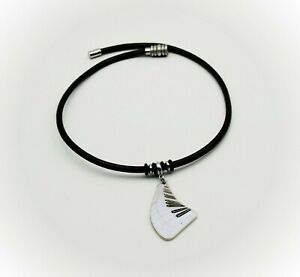 【送料無料】アクセサリー　ネックレス　キーボードピアノレザーネックレスtastiera pianoforte ondulata in pelle girocollo