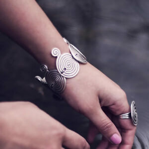 【送料無料】アクセサリー　ネックレス　ブレスレットモチーフパタヤスパイラルシルバーブレスレットbracelet motifs spirales pattaya multiple spiral silver color bracelet
