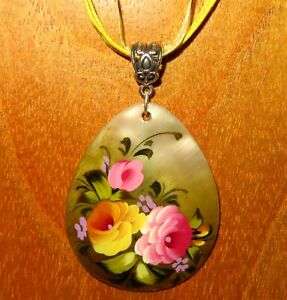 【送料無料】アクセサリー　ネックレス　シェルペンダントピンクロシアguscio ciondolo zhostovo fiori rosa e giallo originale russo dipinto a mano regalo