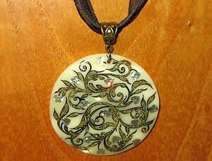 【送料無料】アクセサリー　ネックレス　シェルペンダントロシアguscio ciondolo dipinti a mano russa arte doro amp; nero cuore argento leafs fiori