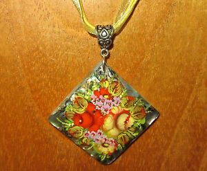 【送料無料】アクセサリー　ネックレス　シェルペンダントロシアオレンジguscio ciondolo dipinti a mano originale russo abalon zhostovo fiori rosso arancione