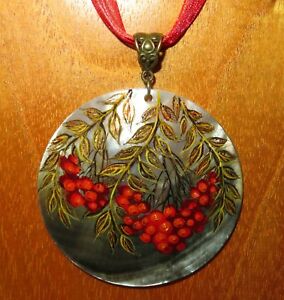 【送料無料】アクセサリー　ネックレス　ゴールデンリーフロシアシェルciondolo sorbo bacche rosse foglie doro originale russo guscio dipinto a mano