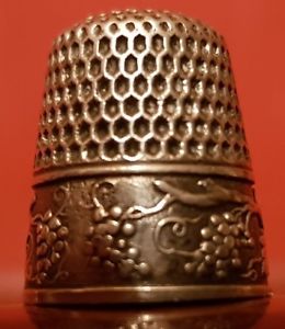 【送料無料】アクセサリー　ネックレス　シルバーアンティークブドウシンブルantico ditale in argento antique silver thimble con grappoli di uva sul fronte