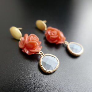 【送料無料】アクセサリー　ネックレス　ゴールドピンイヤリングコーラルピンクレビーorecchini a perno oro dorato opaco colore con rosa corallo, di catia levy