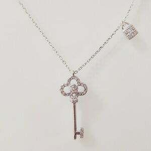 【送料無料】アクセサリー　ネックレス　スターリングシルバーキーネックレスクリスタル abbiamo 925 argento sterling chiave di cristallo collana zirconi alta qualit tiff