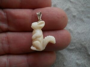 【送料無料】アクセサリー　ネックレス　リスビンテージコーラルピンクciondolo scultura corallo rosa nel bianco dei anni 70 scoiattolo vintage
