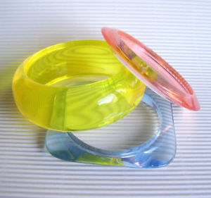 【送料無料】アクセサリー　ネックレス　ブレスレットj250 trois bracelets en resine acidulee