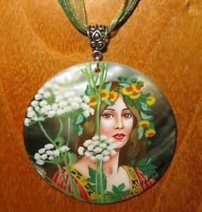 【送料無料】アクセサリー　ネックレス　エリザベスチャービルロシアシェルciondolo elisabeth sonrel nostra signora del cerfoglio russo guscio dipinto a mano