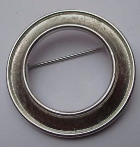 【送料無料】アクセサリー　ネックレス　レトロアルジェントbroche bijou rtro couleur argent cercle stri finement sign trifari 1926