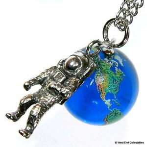 【貨物輸送無料】付属物 頸飾り ネックレスペンダントガラスplanet earth amp; collana con pendente astronauta  22粍 vetro marmo mondo globo ジュエリー・アクセサリー-男女兼用アクセサリー-ネックレス・ペンダント