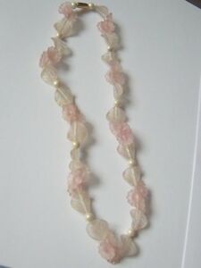 【貨物輸送無料】付属物 頸飾り ヴィンテージアクリルサテンピンクネックレスvintage look satinato acrilica lucite rosa pallido bianco intagliato foglia di fiore collana ジュエリー・アクセサリー-ネックレス・ペンダント-男女兼用アクセサリー
