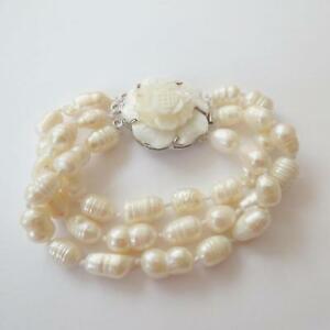 【送料無料】アクセサリー　ネックレス　カフパールbracciale retro colore argento 3 file di perle bianche e fiore di madreperla 50