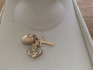 【送料無料】ネックレス　ゴールドチャリティーペンダント9ct gold faith, hope amp; charity pendantcharm