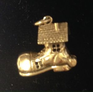 【送料無料】ネックレス　ヴィンテージゴールドvintage 9 ct gold old woman who lived in a shoe charm