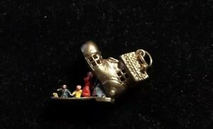 【送料無料】ネックレス　ゴールドエナメルバーミンガム9ct gold amp; enamel ‘old lady in a shoe’ charm birmingham 1972 51g opening