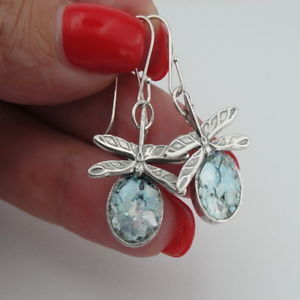 【送料無料】ネックレス ハダルデザイナートンボイヤリングハンドメイドシルバーローマガラスhadar designers dragonfly earrings handmade 925 silver antique roman glass as|hokushin